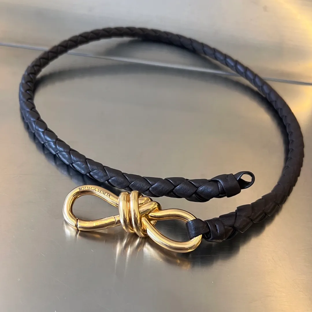 #Bv’s new woven shoulder strap~ Also equipped with a long strap to free your hands and add a sense of style!  black brown